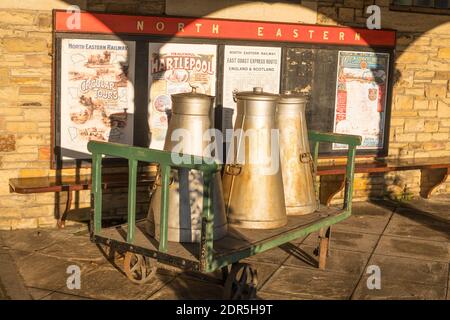 De vieux chourds de lait sur un bagage barrow la plate-forme de la gare ferroviaire à Beamish Museum, Co. Durham, Angleterre, Royaume-Uni Banque D'Images