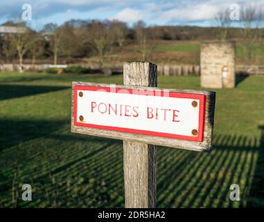 Panneau d'avertissement Ponies Bite, Beamish Museum, Co. Durham, Angleterre, Royaume-Uni Banque D'Images