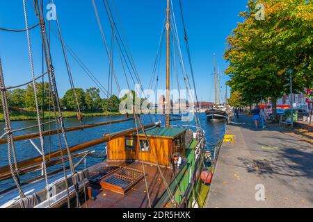 Promenade le long du Museumshafen avec des navires d'époque, à Holstenhafen, ville hanséatique de Lübeck, Schleswig-Holstein, Allemagne du Nord, Europe Banque D'Images