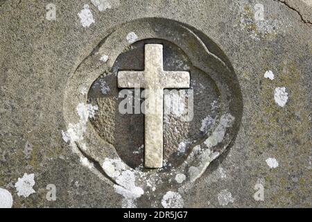 Croix de pierre gravée sur une surface altérée dans le cimetière de St Margaret, Rottingdean, East Sussex, Angleterre, Royaume-Uni Banque D'Images