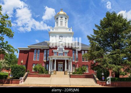 Bloomsburg, PA, Etats-Unis - 15 juin 2013 : le Carver Hall de l'université de Bloomsburg est emblématique avec son dôme doré. Il est inclus dans le registre national Banque D'Images