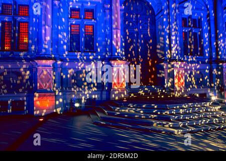 Hôtel de ville de Paris dans l'illumination de Noël . Hôtel de ville dans la nuit du nouvel an Banque D'Images