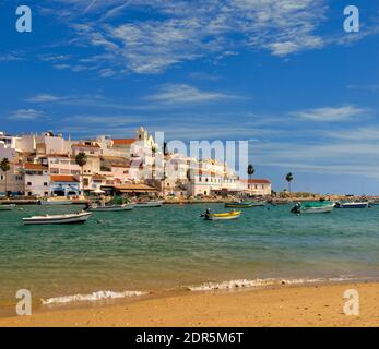 Ferragudo à la lumière du soir, Algarve, Portugal Banque D'Images