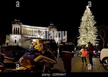 Des policiers patrouillent sur la place de Venise pendant les vacances de Noël. Lumières à DEL traditionnel immense arbre installé sur la Piazza Venezia. Rome, Italie, Europe, UE. Banque D'Images