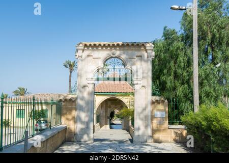 La porte de l'ancienne mosquée Hala Sultan Tekke or La mosquée d'Umm Haram près de la rive du Lac salé à Chypre à Larnaca Banque D'Images