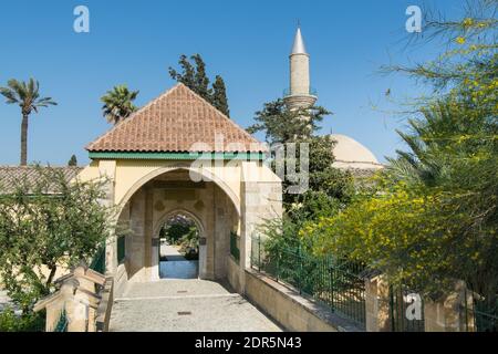 La porte de l'ancienne mosquée Hala Sultan Tekke or La mosquée d'Umm Haram près de la rive du Lac salé à Chypre à Larnaca Banque D'Images