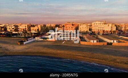 Coucher de soleil Rome vue aérienne à Ostia Lido plage sur mer bleu satin et plage de sable brun, belle ligne de côte et promenade un point de repère touristique et de la Cit Banque D'Images