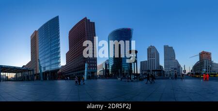 Berlin, Allemagne - 19 décembre 2020 - une des places les plus célèbres de Berlin (Allemagne), Potsdamer Platz avec les célèbres gratte-ciels Banque D'Images