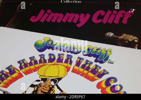 Viersen, Allemagne - mai 9. 2020: Gros plan des couvertures de disques en vinyle vintage du chanteur de reggae Jimmy Cliff (Focus sur le centre) Banque D'Images