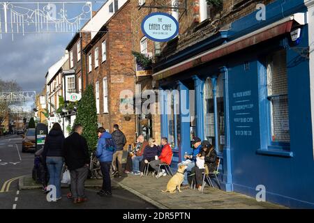 Eton, Windsor, Berkshire, Royaume-Uni. 20 décembre 2020. Les cafés-restaurants sont autorisés à rester ouverts après l'annonce par le gouvernement, hier soir, que Berkshire a pris le niveau 4 Covid-19. Les gens étaient toujours à l'extérieur ce matin pour des promenades et des cafés à emporter. Crédit : Maureen McLean/Alay Live News Banque D'Images