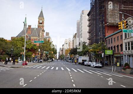 New York, NY, États-Unis - 20 décembre 2020 : vue sur le centre-ville le long de la sixième Avenue, vu de Greenwich Avenue et de l'intersection de la 8e rue Banque D'Images
