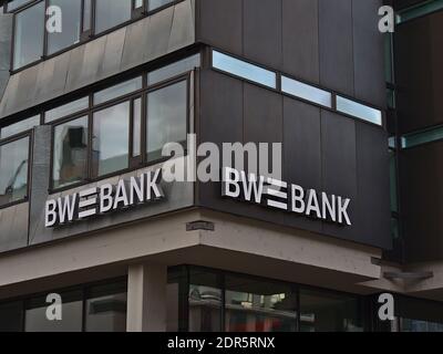 Siège de la banque publique régionale Baden-Wuerttembergische Bank (BW-Bank), qui fait partie de la banque du Land de Bade-Wurtemberg (LBBW), avec logo de la société sur la façade. Banque D'Images