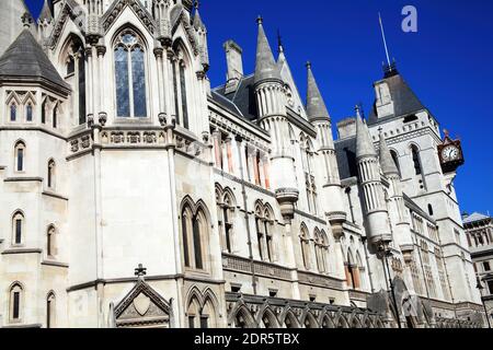 Les cours royales de justice dans le Strand Londres Angleterre Royaume-Uni érigé entre 1874 et 1882 sont les cours de droit civil les plus hautes d'Angleterre et du pays de Galles, stock Banque D'Images