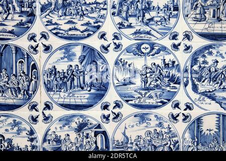 Gros plan du mur en porcelaine émaillée bleu Delft antique Tuiles datant de 1750-80 montrant des scènes bibliques de Jésus-Christ Du Bibl du Nouveau Testament Banque D'Images