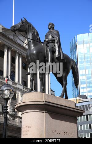 Statue équestre du duc de Wellington érigée en 1844 à l'extérieur du Royal Exchange en face de la Banque d'Angleterre dans la ville De Londres Angleterre qui battent Banque D'Images