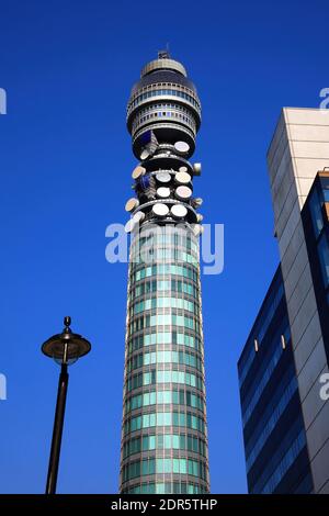 BT Tower à Londres construit en 1965 à l'origine le Post Tour de bureau, mais également connue sous le nom de British Telecom Tower qui est une destination de voyage populaire à Banque D'Images