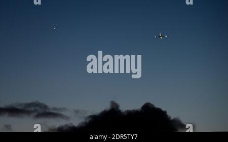 Thaxted, Royaume-Uni. 20 décembre 2020. Saturne et Jupiter planètes sur le point de conjoindre vue de Thaxted Essex Angleterre le 20 décembre 2020 vu comme un avion atterrit à l'aéroport de Stansted crédit: BRIAN HARRIS/Alamy Live News Banque D'Images