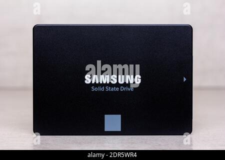 Krasnodar, Russie - 27 novembre 2020: SSD Samsung 860 EVO 250MB sur fond gris gros plan Banque D'Images