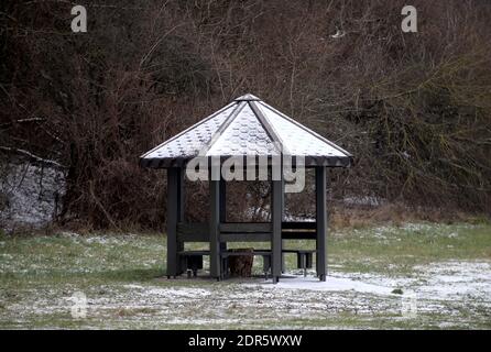 Belvédère de loisirs dans les bois et jardin avec un toit recouvert de neige. Saisons d'hiver. Kaunas, Lietuva Banque D'Images