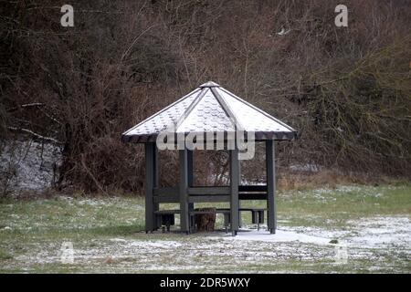 Belvédère de loisirs dans les bois et jardin avec un toit recouvert de neige. Saisons d'hiver. Kaunas, Lietuva Banque D'Images