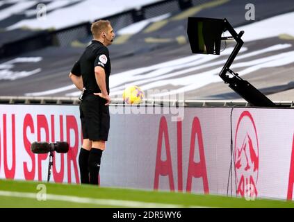 L'arbitre Craig Pawson consulte l'écran VAR côté terrain avant d'accorder une pénalité à Leicester après une faute de Serge Aurier de Tottenham Hotspur sur Wesley Fofana de Leicester City pendant le match de la Premier League au Tottenham Hotspur Stadium, Londres. Banque D'Images