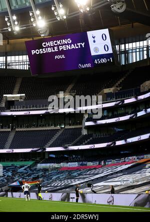 L'arbitre Craig Pawson consulte l'écran VAR côté terrain avant d'accorder une pénalité à Leicester après une faute de Serge Aurier de Tottenham Hotspur sur Wesley Fofana de Leicester City pendant le match de la Premier League au Tottenham Hotspur Stadium, Londres. Banque D'Images