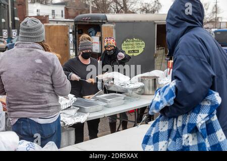 Detroit, Michigan, États-Unis. 19 décembre 2020. Dans la semaine précédant Noël, les bénévoles livrent de la nourriture aux personnes dans le besoin, la plupart sans abri, dans le parc Roosevelt de Detroit. Crédit : Jim West/Alay Live News Banque D'Images