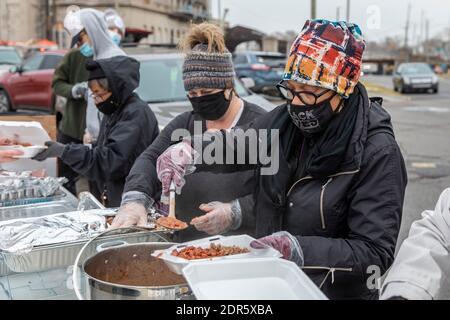 Detroit, Michigan, États-Unis. 19 décembre 2020. Dans la semaine précédant Noël, les bénévoles livrent de la nourriture aux personnes dans le besoin, la plupart sans abri, dans le parc Roosevelt de Detroit. Crédit : Jim West/Alay Live News Banque D'Images