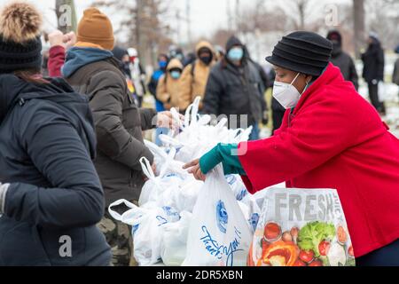 Detroit, Michigan, États-Unis. 19 décembre 2020. Dans la semaine précédant Noël, les bénévoles livrent de la nourriture aux personnes dans le besoin, la plupart sans abri, dans le parc Roosevelt de Detroit. Crédit : Jim West/Alay Live News Banque D'Images