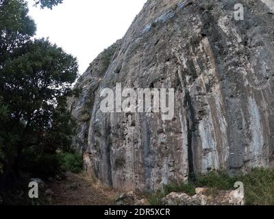 Vue d'une section de 45 pieds de haut de la faille de Parnitha (Fyli), qui a été l'épicentre du tremblement de terre de 5.2 R d'Athènes, Grèce, en juillet 2019. Banque D'Images