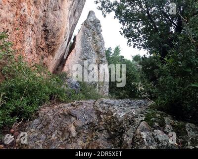 Vue d'une section de 45 pieds de haut de la faille et de la fissure de Parnitha (Fyli), qui a été l'épicentre du tremblement de terre de 5.2 R d'Athènes, Grèce, en juillet 20 Banque D'Images