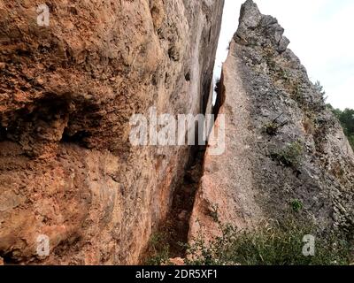 Vue d'une section de 45 pieds de haut de la faille et de la fissure de Parnitha (Fyli), qui a été l'épicentre du tremblement de terre de 5.2 R d'Athènes, Grèce, en juillet 20 Banque D'Images