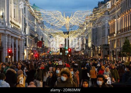 La rue Regent de Londres était bondée de magasins car la route était piétonne pour accueillir la foule et encourager la prise de distance sociale. Une semaine la Banque D'Images