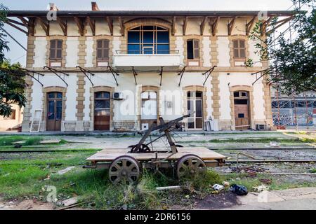 Ancienne voiture de chemin de fer en face de la gare historique de Beyrouth à Mar Mikhael, construite en 1891, Liban Banque D'Images