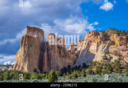 Falaises près de Grosvenor Arch, Cottonwood Wash Road 400, Grand Staircase-Escalante National Monument au sud de Cannonville, Utah. Banque D'Images