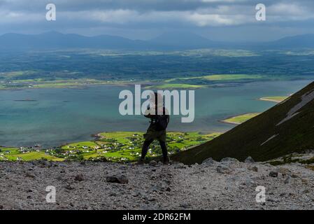 Femme appréciant la vue de Croagh Patrick, montagne dans le comté de Mayo, Irlande Banque D'Images