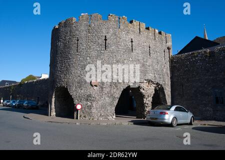 Five Arches Medieval Barbican Tower Gatehouse dans le centre-ville de Tenby Pembrokeshire South Wales Royaume-Uni Banque D'Images