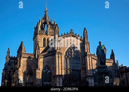 Soleil d'hiver sur la cathédrale St Giles et la statue du 5e duc de Buccleuch et du 7e duc de Queensberry sur le Royal Mile, Édimbourg, Banque D'Images