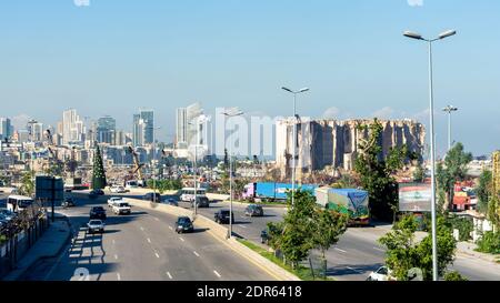 Route à côté du port de Beyrouth avec silos à grains détruits, Beyrouth, Liban Banque D'Images