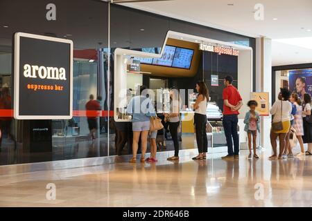 Toronto, Canada - le 26 août 2019 : gens au bar à espresso Aroma. Aroma Espresso Bar est une chaîne israélienne d'espresso et de café avec 125 branches autour de moi Banque D'Images
