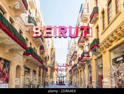 Panneaux de décoration, Beyrouth, paix et amour écrit en arabe, Noël et nouvel an décoration dans le centre-ville de Beyrouth, quartier central, Liban Banque D'Images