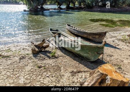 Bateaux amarrés sur la rive du Danube. Delta en Roumanie. Banque D'Images