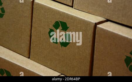 Tampon de recyclage imprimé sur carton. Symbole de recyclage, flèches, matières recyclables, protection de l'environnement et concept de sécurité de la terre. Banque D'Images