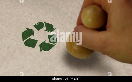 Tampon de recyclage et main d'estampage. Symbole de recyclage, flèches, matériaux recyclables, protection de l'environnement et concept de protection de la terre. Banque D'Images