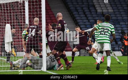 Hampden Park, Glasgow, Écosse, Royaume-Uni. 20 décembre 2020. Heatrs Stephen Kingsley marque le deuxième but crédit: eric mccowat/Alay Live News Banque D'Images