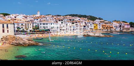 Calella de Palafrugell, village de pêcheurs blanchi à la chaux traditionnel et une destination de voyage et de vacances populaire sur la Costa Brava, Catalogne, Espagne Banque D'Images