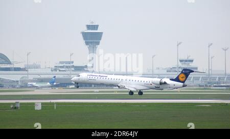 MUNICH, ALLEMAGNE - 11 OCTOBRE 2015 : atterrissage de l'avion de passagers Lufthansa CityLine Bombardier CRJ-900 à l'aéroport de Munich MUC Banque D'Images