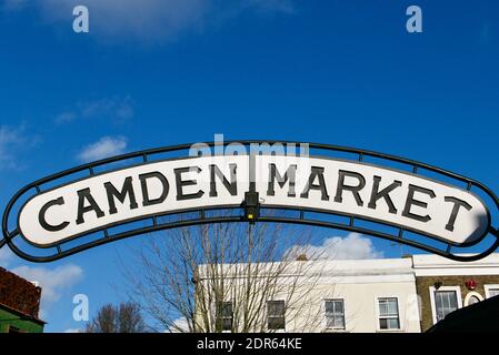 Le Camden Market affiche en lettres noir et blanc à l'entrée du marché extérieur de Camden Town, Londres. Banque D'Images