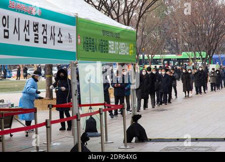 Séoul, Corée du Sud. 18 décembre 2020. Les citoyens sud-coréens font la queue pour tester le COVID-19 dans une station d'essai temporaire établie à Seoul Plaza en face de l'hôtel de ville de Séoul, en Corée du Sud, le 18 décembre 2020. (Photo de Lee Young-ho/Sipa USA) crédit: SIPA USA/Alay Live News Banque D'Images