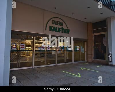 Entrée principale du grand magasin Galeria Kaufhof dans la rue commerçante Königstraße dans le centre-ville. Le magasin est temporairement fermé en raison du confinement de Covid-19. Banque D'Images